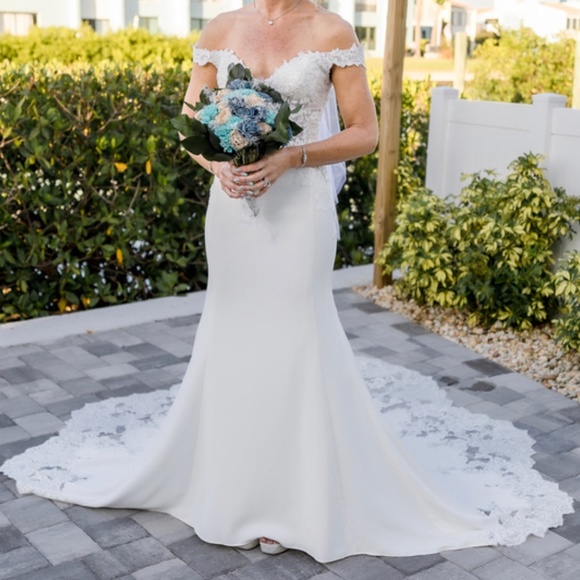 Sophia Thomas Wedding Dress - Picture 1 of 7